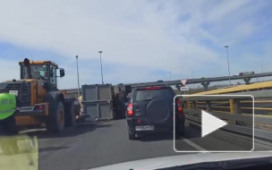 На развязке КАД и Пулковского шоссе опрокинулся мусоровоз с отходами