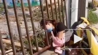 Женщина упала со скутера и застряла головой в заборе
