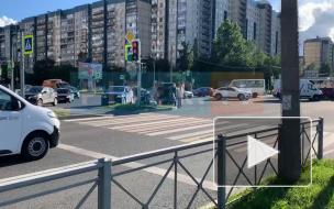 На перекрестке Парашютной улицы и проспекта Сизова легковушка снесла указательный столб