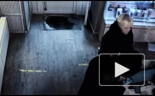 Видео: В салоне сотовой связи на Московском проспекте мужчина вырвал у продавца телефон