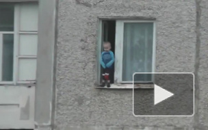 Видео малыша, танцующего на карнизе 8 этажа, шокировало Интернет