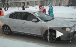Дед Мороз напомнил водителям правила проезда через ж/д переезды