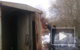 Полежаевский парк захватили бизнесмены: незаконные автостоянки и мастерские пришлось выкорчевывать болгаркой и ломиком