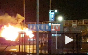 На Таллинском шоссе у поста ГАИ ярким пламенем полыхает автобус
