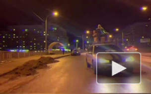 Петербуржец заплатил штраф за поездку в кресле на крыше авто