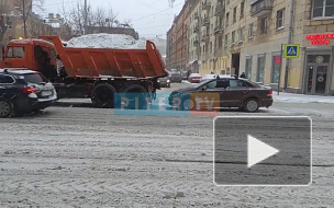 На проспекте Добролюбова легковушка въехала в КамАЗ со снегом