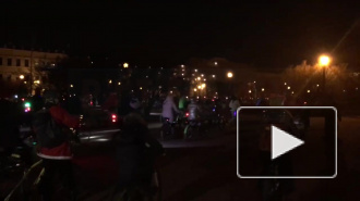 В Петербурге стартовал велопробег Дедов Морозов и Снегурочек