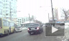 Видео ДТП: в Пензе автобус протаранил легковушку, а потом врезался в столб