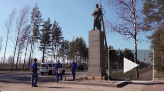 Видео: сотрудники Выборгтеплоэнерго укрепили фундамент памятника освободителям города