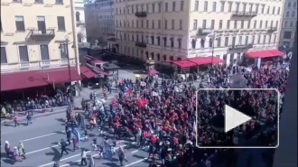 Первомайская колонная прошлась по Невскому проспекту: фото и видео