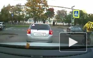 Машина подбила на Фаворского торопливого доставщика еды на велосипеде 