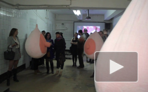 Плюшевые груди-гиганты атаковали петербуржцев на странной выставке "Мама любит тебя"