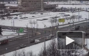 Видео: автомобиль на тротуаре сбил школьницу на пересечении Партизана Германа и Чекистов
