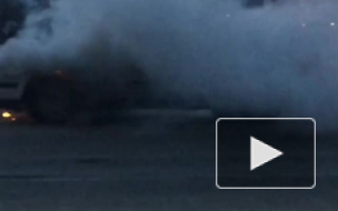 В Смоленске горит иномарка, пожар сняли на видео