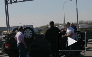 Одна из машин перевернулась после столкновения на КАД