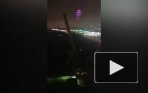 На бывшей котельной в Невском районе труба рухнула на шесть машин