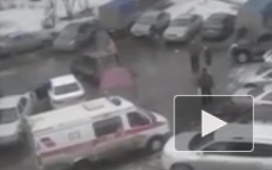 Видео из Омска от очевидца: "Скорая" не могла проехать на вызов из-за затора во дворе
