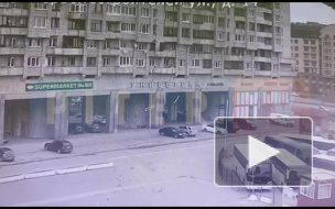 На видео показано, как от взрыва газового баллона в Петербурге вылетают окна