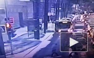 Видео: "ГАЗель" снесла остановку на Благодатной улице