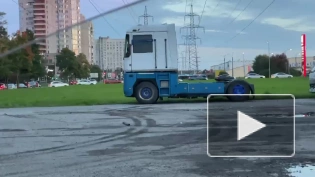 Пробка растянулась до Дунайского путепровода из-за очереди на АЗС в Петербурге