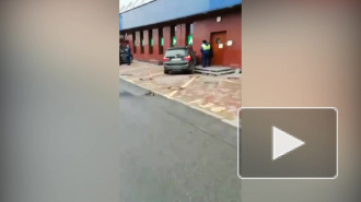 Девушка на BMW пробила окно в супермаркете на площади Конституции