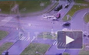 Видео: из-за вылетевшей на перекресток легковушки на Морской набережной произошло ДТП