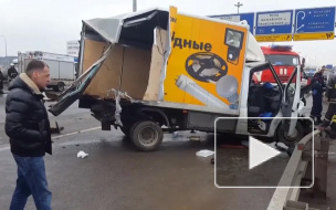 Страшное видео: в Москве трассу не поделили три фуры и легковушка