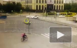 Опубликован момент ДТП на перекрестке Просвещения и Кустодиева