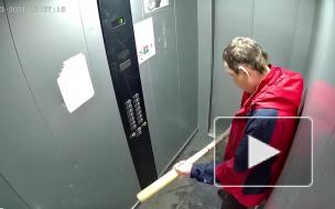 Житель Красноярска устроил "бой" с лифтом и совершил ДТП во дворе дома