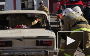 Сотрудники МЧС наперегонки вырезали "пострадавших" из автомобилей