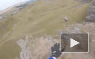 Мотогонщик снял свое падение со скалы на видео