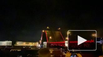 Видео: Ночью 8 августа Дворцовый мост развели под звуки оперы