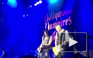 Вместо цветов лифчики: Джонни Деппа забросали нижним бельем на концерте в Москве