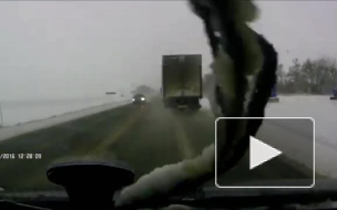 Фура перевернулась.