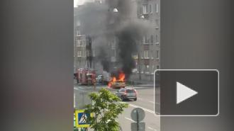 Видео: спасатели потушили горящий легковой автомобиль в Кировском районе Петербурга