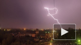  Ночью молния подожгла дом в Пушкине, соцсети наполнились фотографиями стихии 