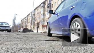 В Приморье автолюбители засыпали дорожные ямы деньгами, тысячи монет аккуратно легли в выбоины