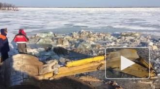 В Хабаровском крае экскаватор ушел под лед