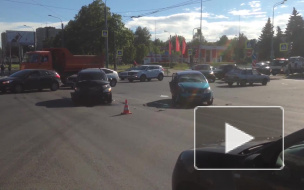 В Петербурге на перекрестке сильно столкнулись две легковушки 