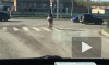 Видео из Смоленска: велосипедистка с ребенком проехала на "красный" 