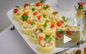 Главными блюдами на Новый год 2015 стали салаты "Оливье" классический, "Селедка под шубой", "Цезарь с курицей"