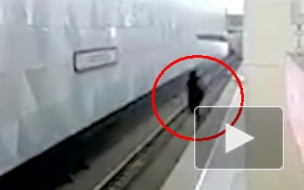 Опубликовано видео падения: В Москве на станции "Селигерская" на молодого мужчину наехал электропоезд