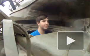 Шварценеггер прокатился на личном танке с тяжелобольным подростком