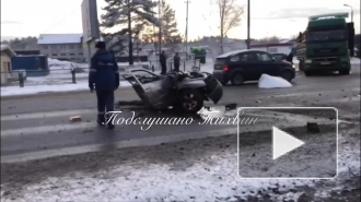 В Тихвине после столкновения со столбом машину разорвало пополам