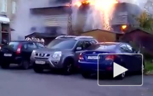 Пожар заброшенного ангара во дворах Петрозаводска попал на видео