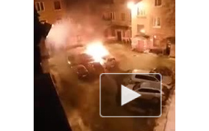 Очевидец снял горящий автомобили в Ухте