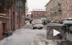 Машины на Колокольной улице попали под снежным обстрел