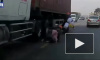 На видео попал момент спасения ребенка, упавшего под колеса грузовика 