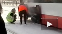 В Петербурге пассажиры помогали чинить дымящийся трамвай
