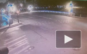 Видео: В центре Петербурга грузовик снес ограждение и чуть не упал в реку